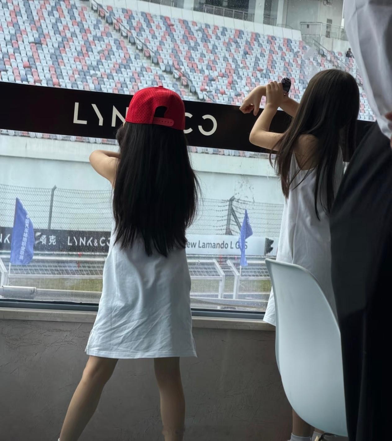方媛带两女儿看郭富城赛车 方媛带两女儿看郭富城赛车，姐妹俩好可爱 