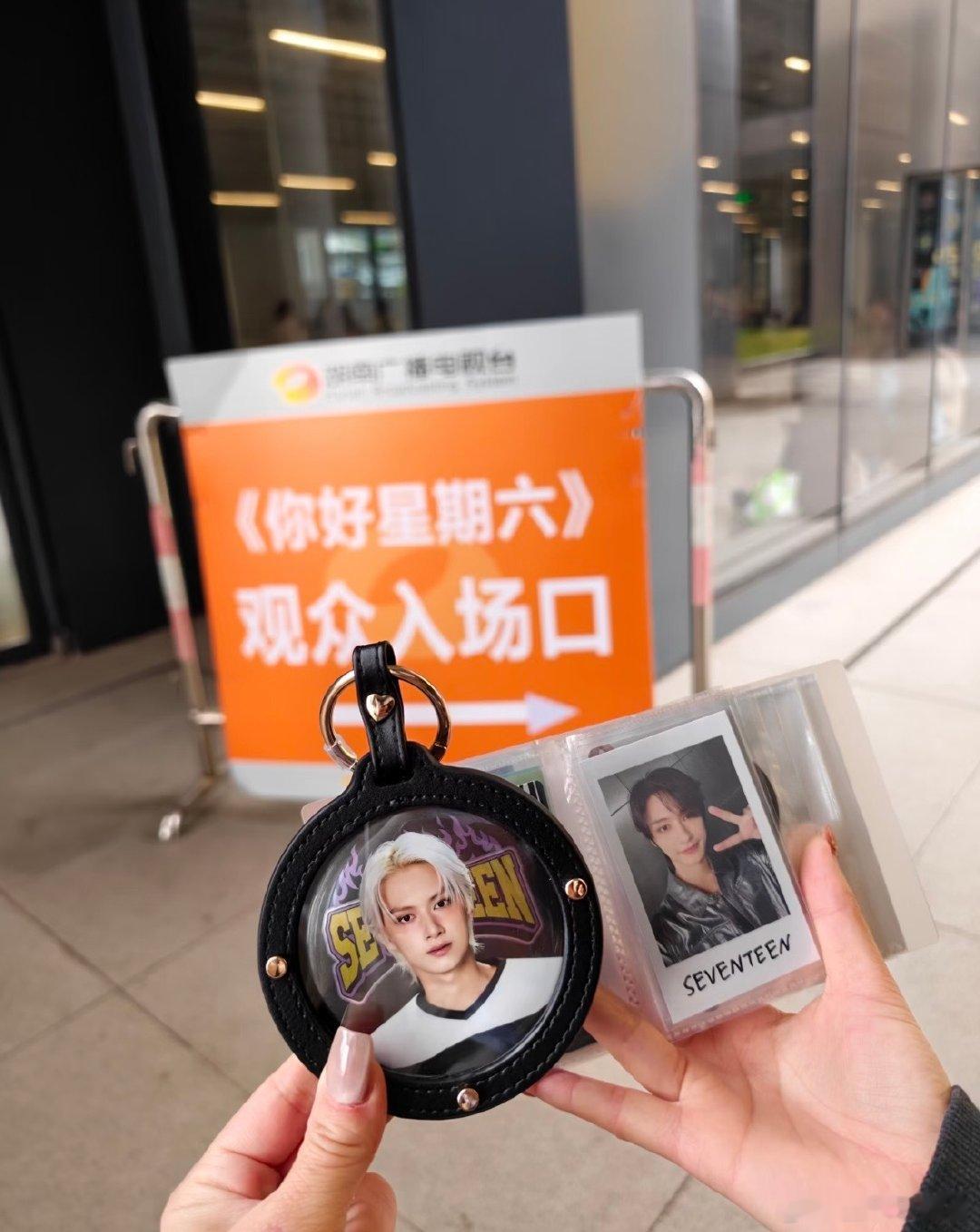 文俊辉回国录hi6状态 松弛感天花板！文俊辉归国上班元气爆棚，状态好到发光 