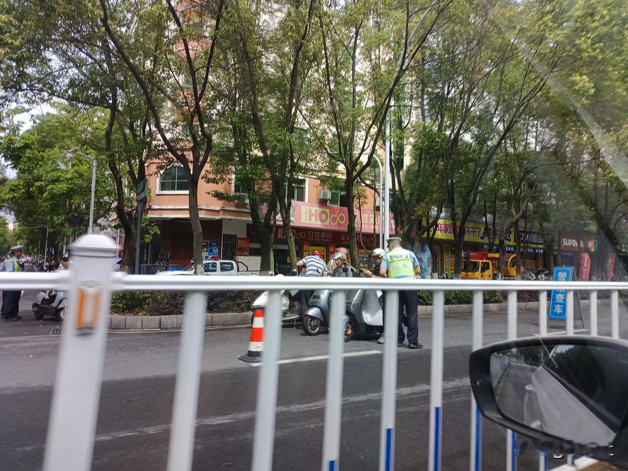 据说很多偏远的县乡
交通罚款
是当地主要的支柱性财政来源之一
……
