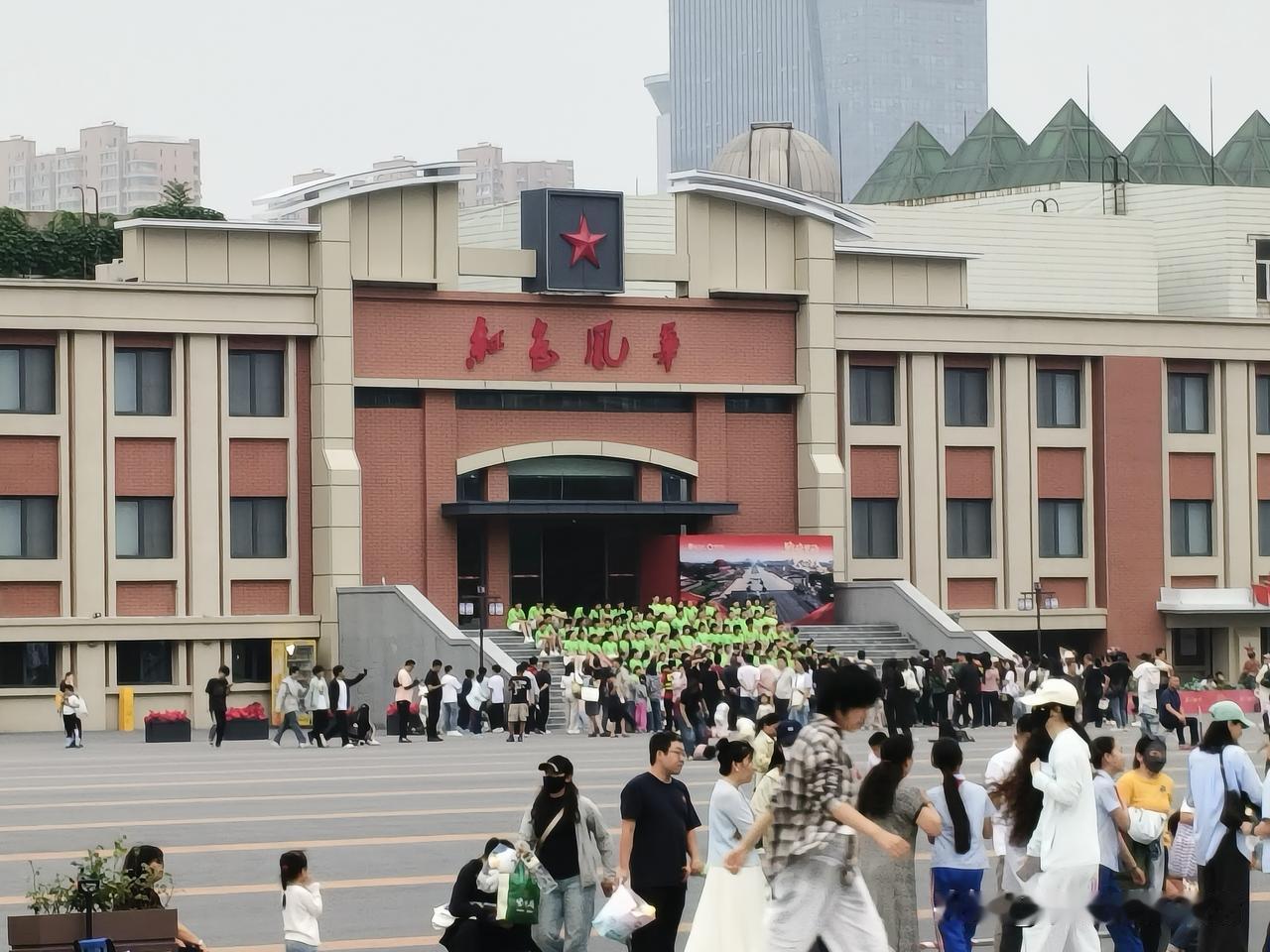 晒图笔记大赛 热闹非凡的校园生活 📸 红星闪耀，人潮涌动，青春洋溢！