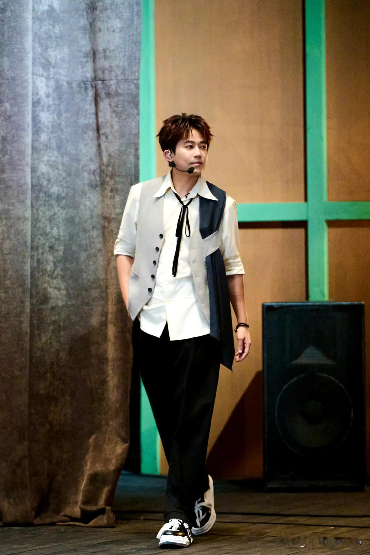 再就业男团在《披荆斩棘5》首次公演曲目是粤语歌《一人行》，醒哥好谦虚，说他粤语不