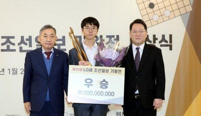 柯洁今日启程回国 黑白不止一面，欢迎九冠王柯洁回家。 