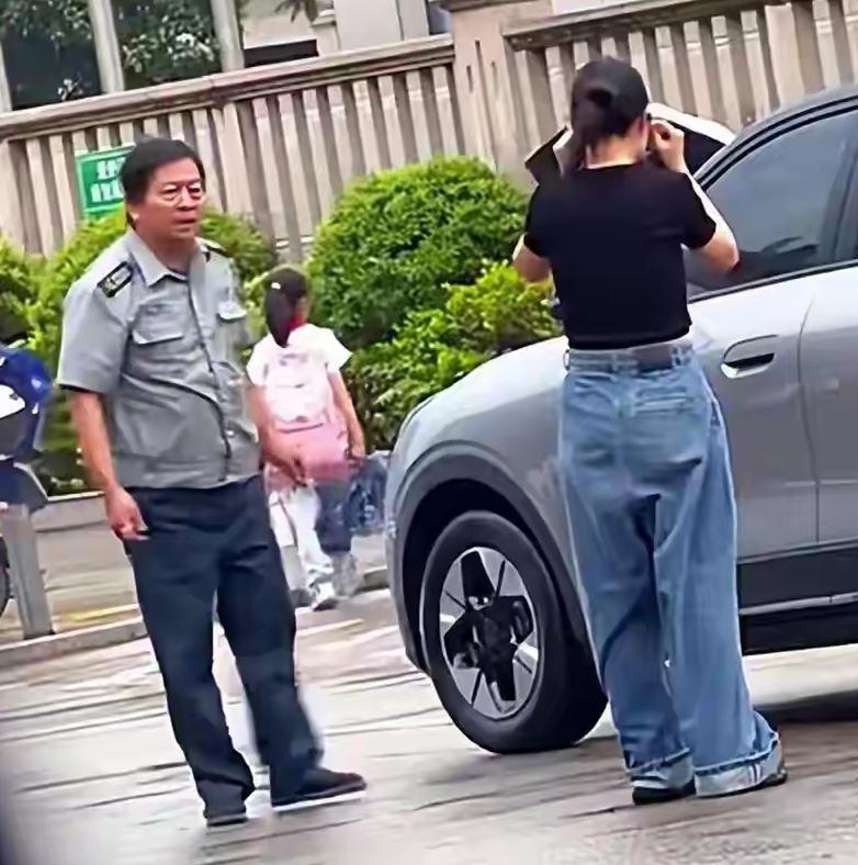 保安掌掴女士让一些人陷入错误的同情弱者、质疑职业人的怪圈儿。
保安的反击虽然有些