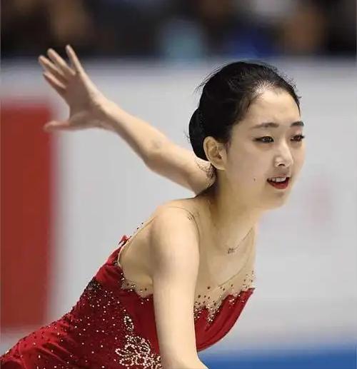 她被誉为体坛颜值“天花板”，跟樊振东传绯闻，因国家队“阳谋”退役。


主要信源