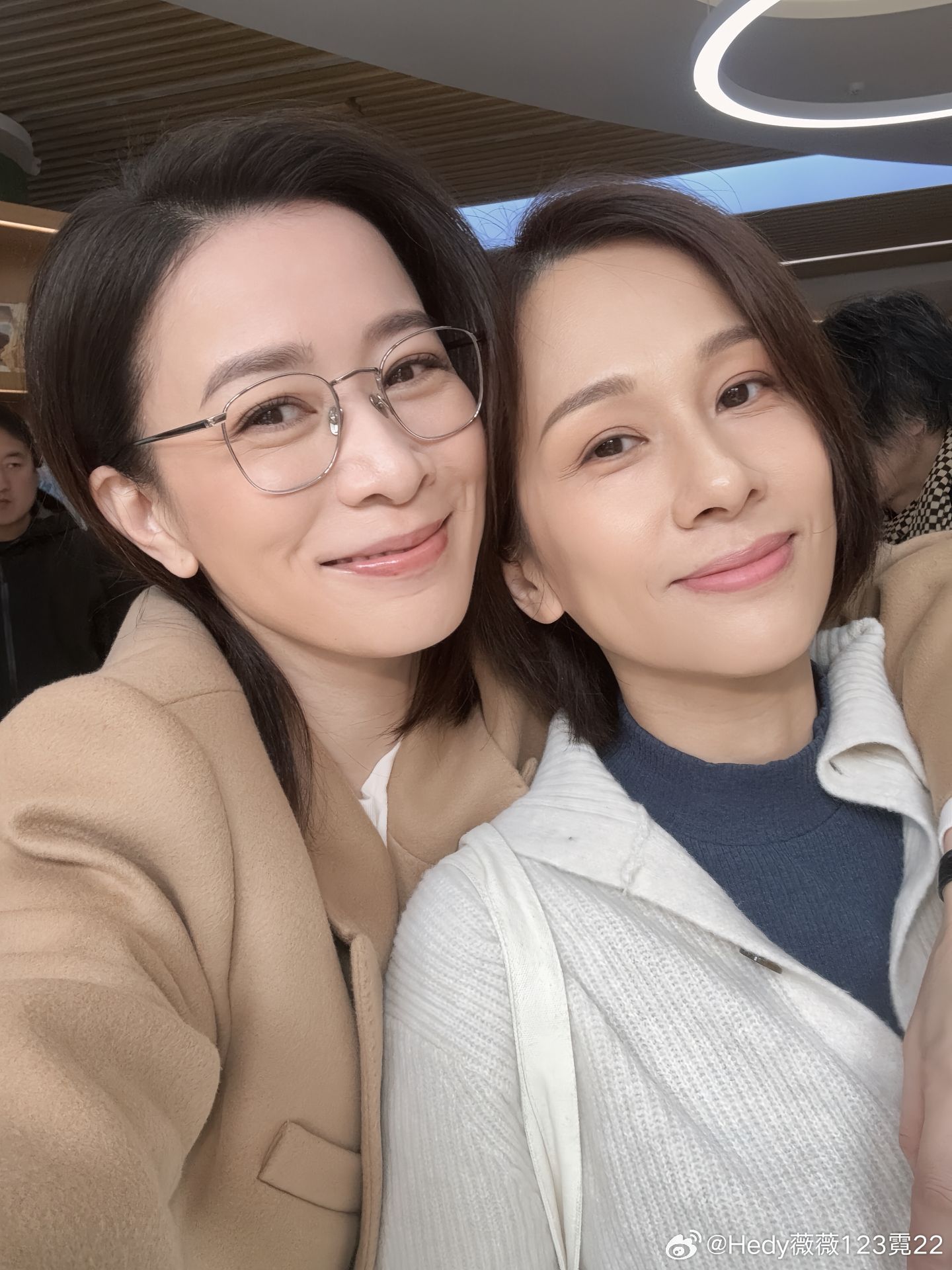 最近被佘诗曼的《正义法庭》迷得不要不要的！里面还有很熟悉的演员文颂娴！她们好像还