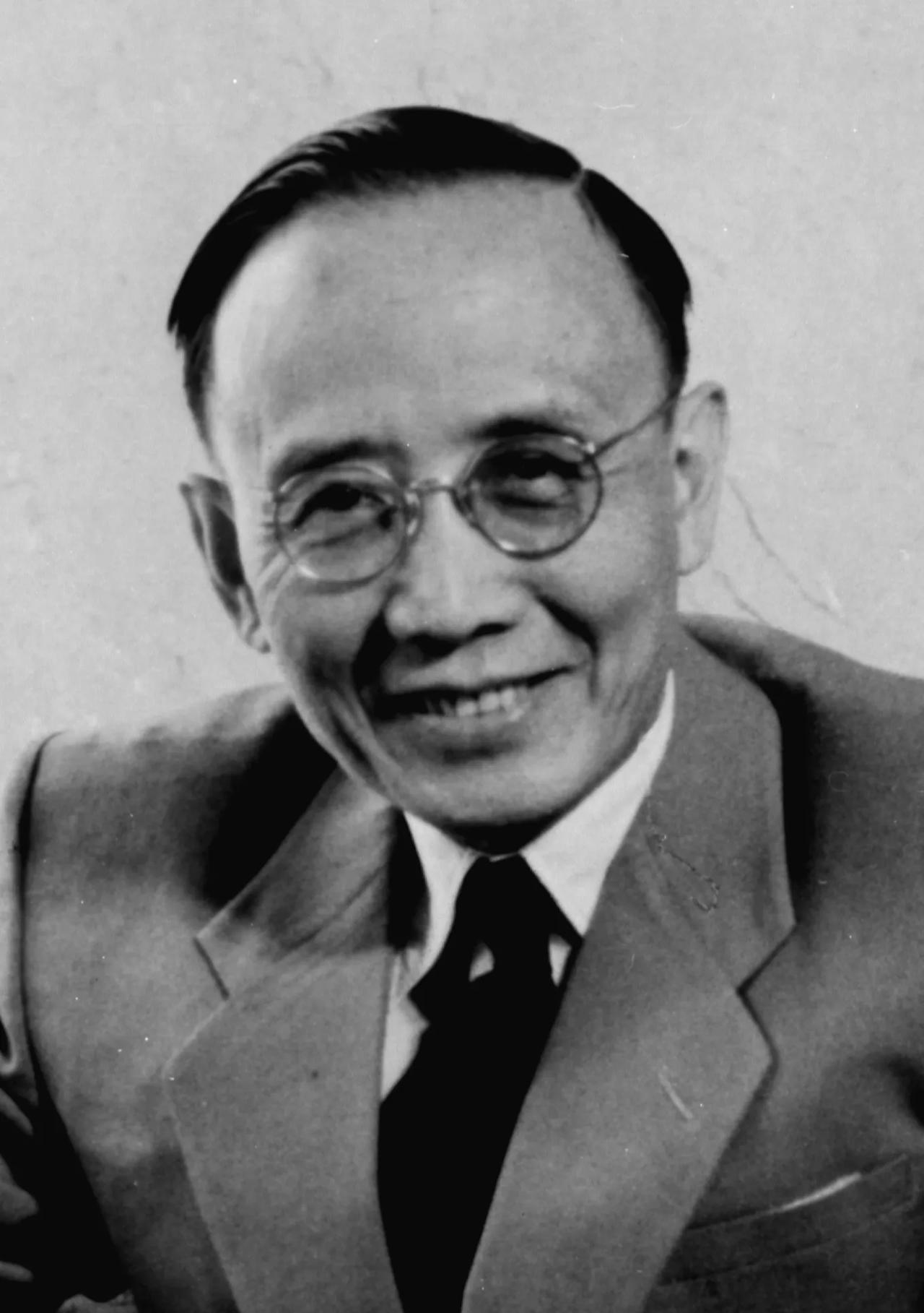 1912年，郭沫若迎娶张琼华，新婚之夜，因对新娘容貌不满意，郭沫若转身就走。突然