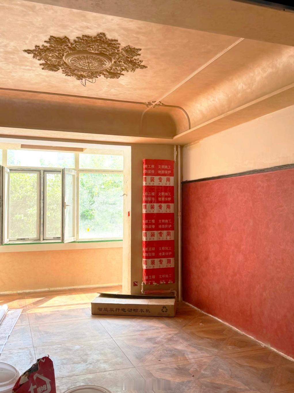 这种金+红的配色，放在春节蛮喜庆，平时住的话会晃眼吧 