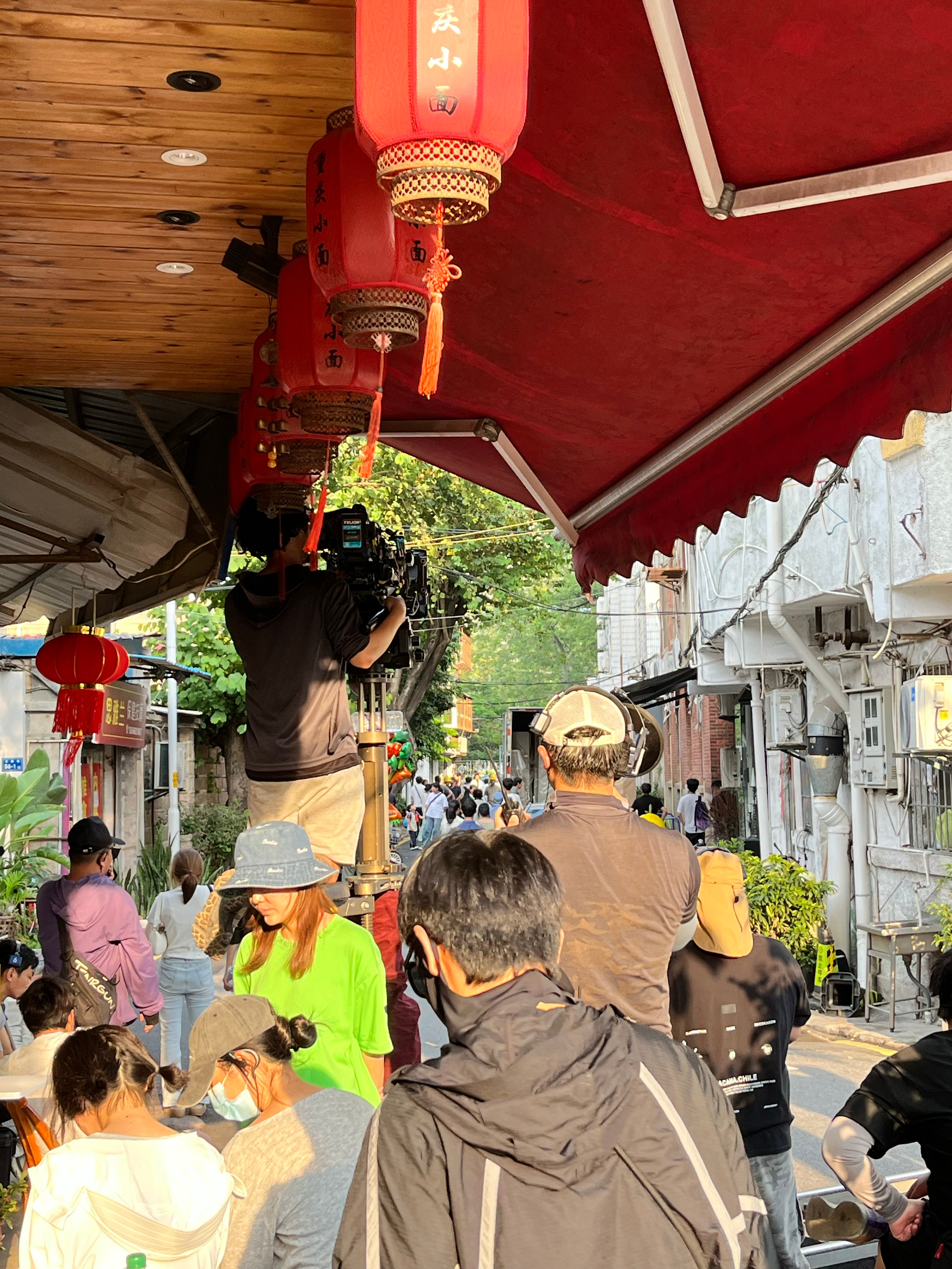 我也没想到我来厦门能偶遇张若昀…就开着小快递车从我面前经过…不过场务大哥不让拍…