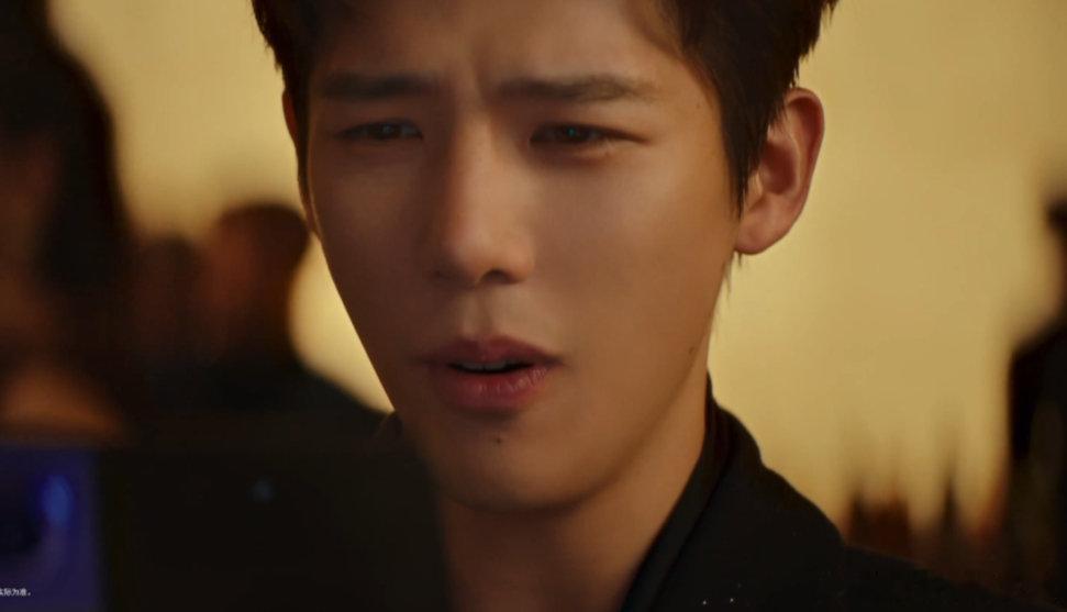 王安宇演我玩手机 王安宇低头玩手机的样子，就是我本人没错了，专注又忘我 我拍照就