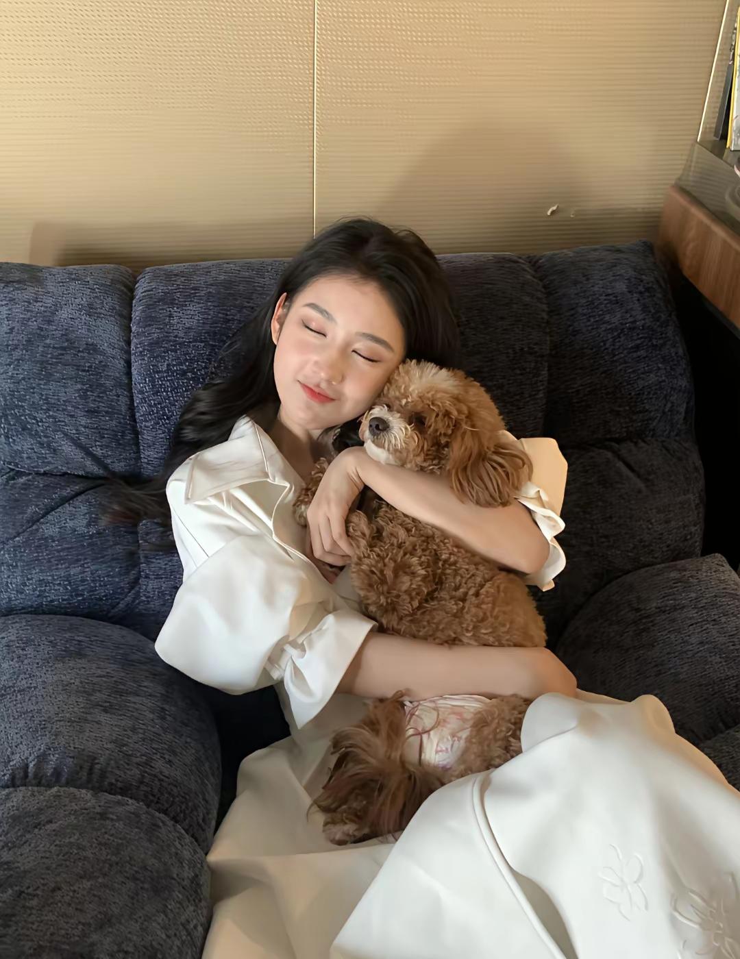 [吃瓜群众]黄玉瑶，这jio…[尬笑]不对，应该是~这🐶，好可爱[灵光一闪]
