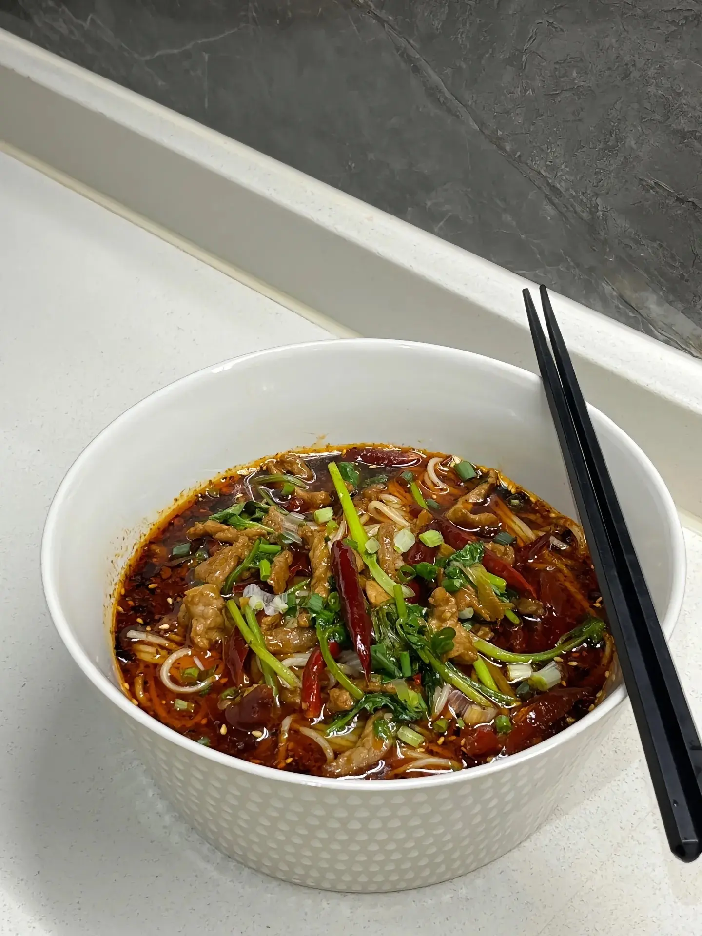 快冲啊，简单又好吃的面条做法。巨巨巨好吃的香辣肉丝面 香辣入味 做法简...