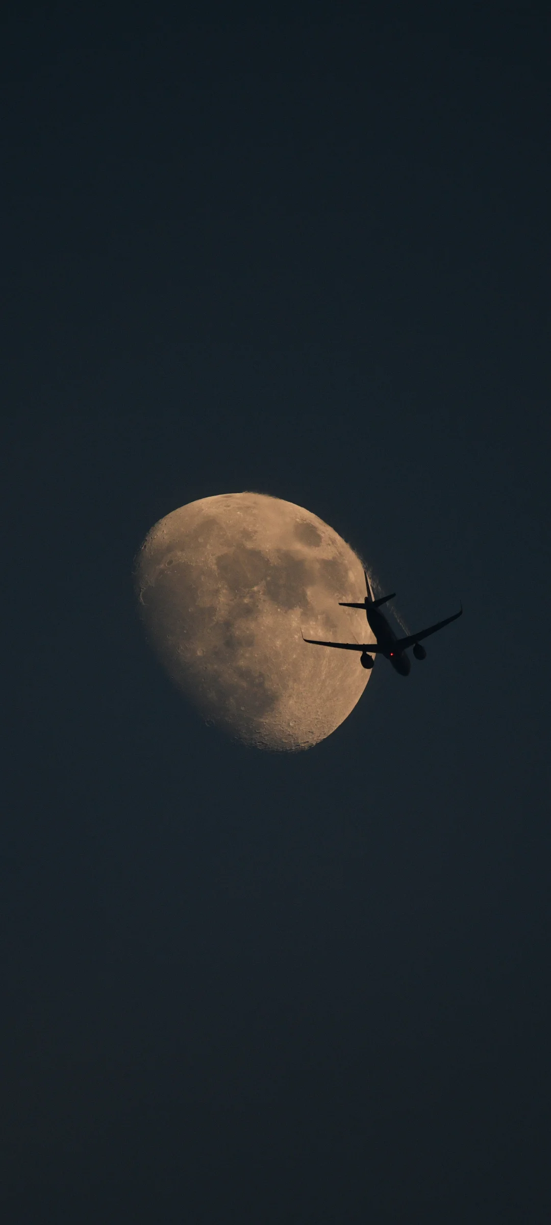 成都雨后晴空，记录下飞机凌月