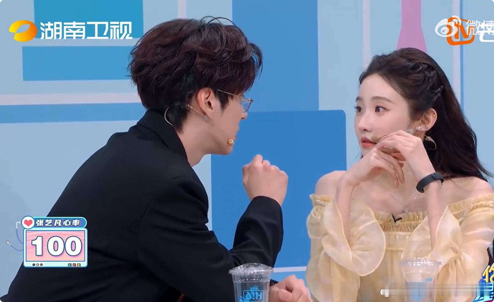 魏哲鸣看张艺凡眼神都拉丝 魏哲鸣这段晋江味太浓了配音环节直接嗑疯，眼神拉丝氛围感