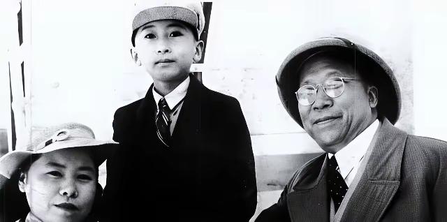 1947年，杨虎城将军的妻子谢葆真在狱中绝食二十二天后，迎来了生命最后一刻。狱卒