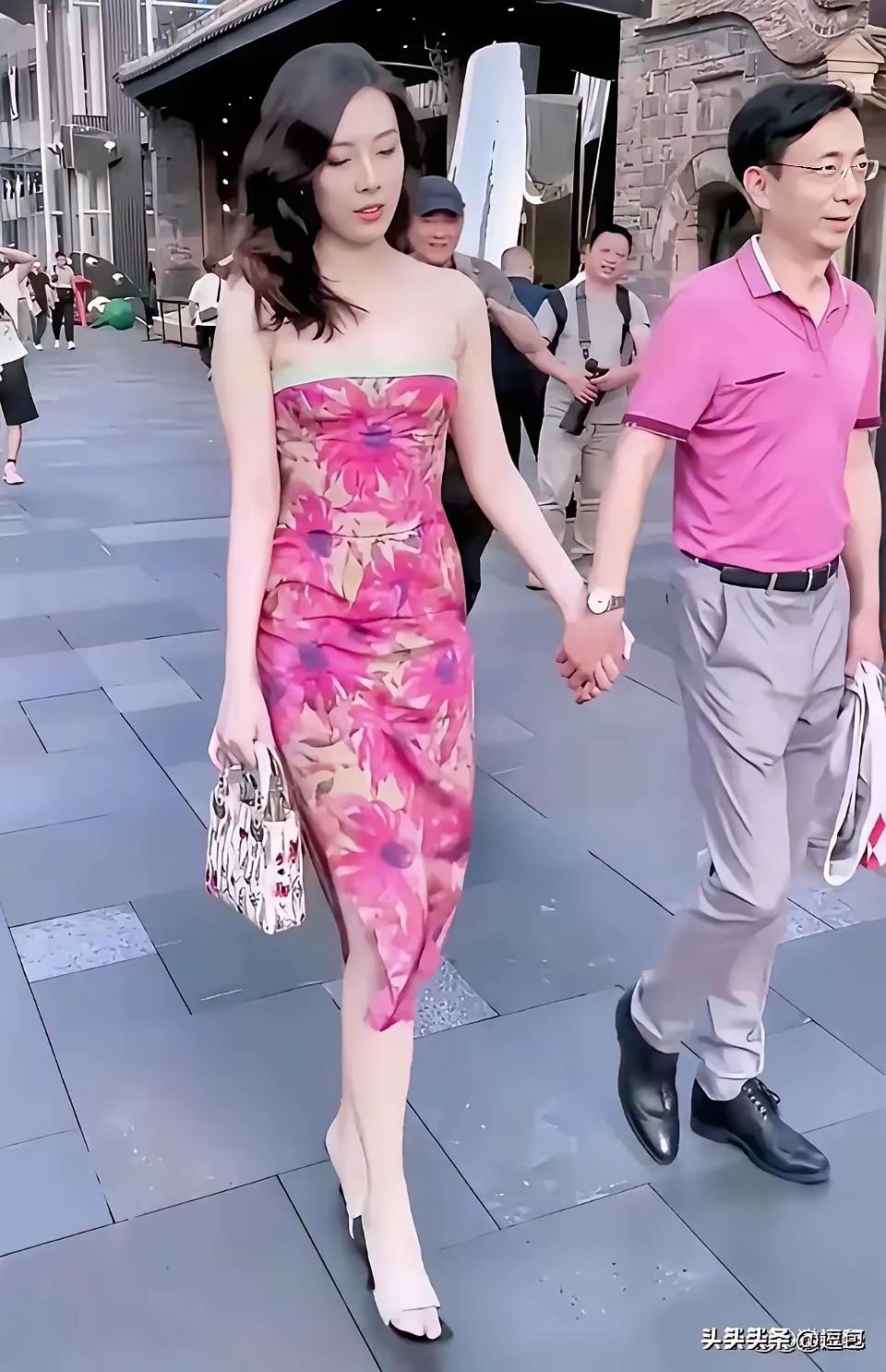当年真的轰动一时，不过说真的，这个女的真的好美！