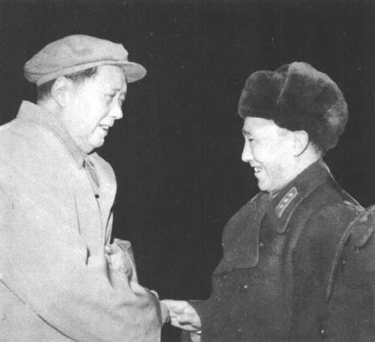 一九六四年，李聚奎在北京受到毛主席亲切接见。