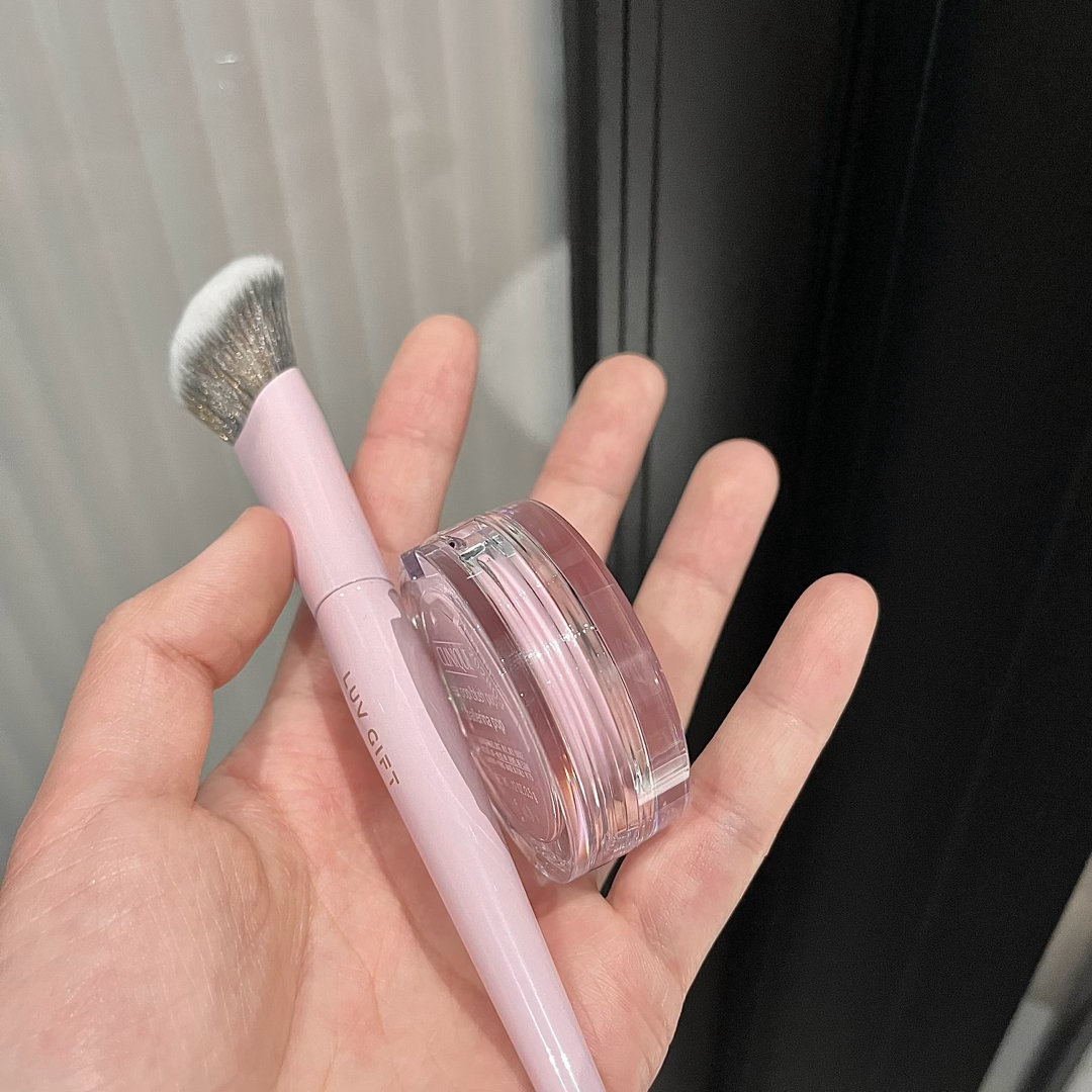 🎀好貌美！！终于找到了和腮红绝配的刷子！！年纪大了就爱买点粉粉的东西腮红和刷子