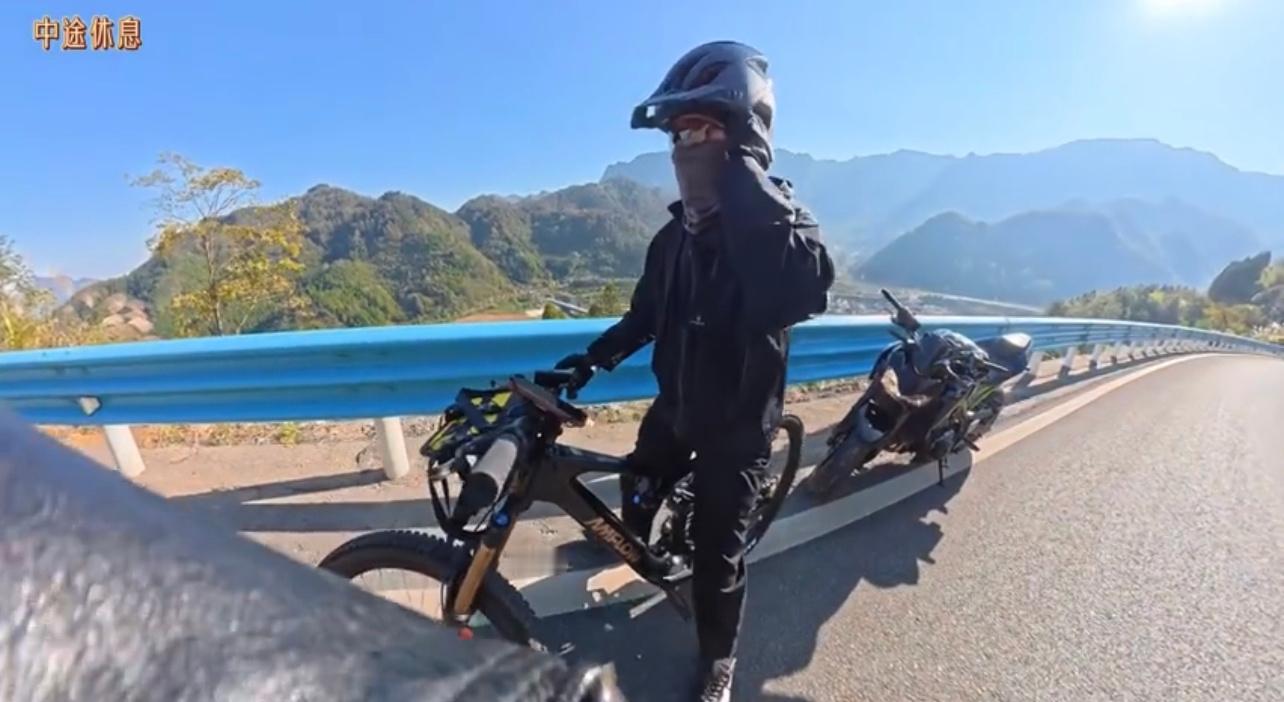 张新成骑单车看落日张新成骑单车去看落日，完全运动系男友即视感，很浪漫很会享受生活