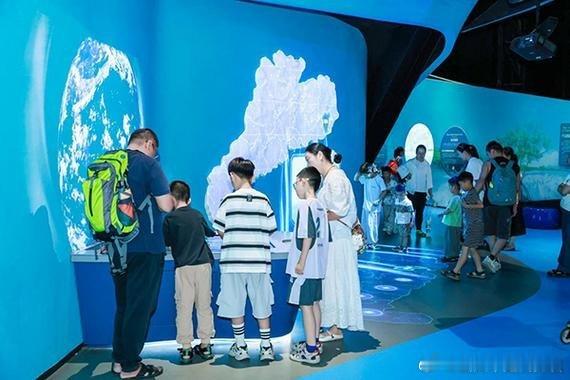 机器人离服务“一老一小”还有多远8月21日，在2026世界机器人大会上，能叠衣、