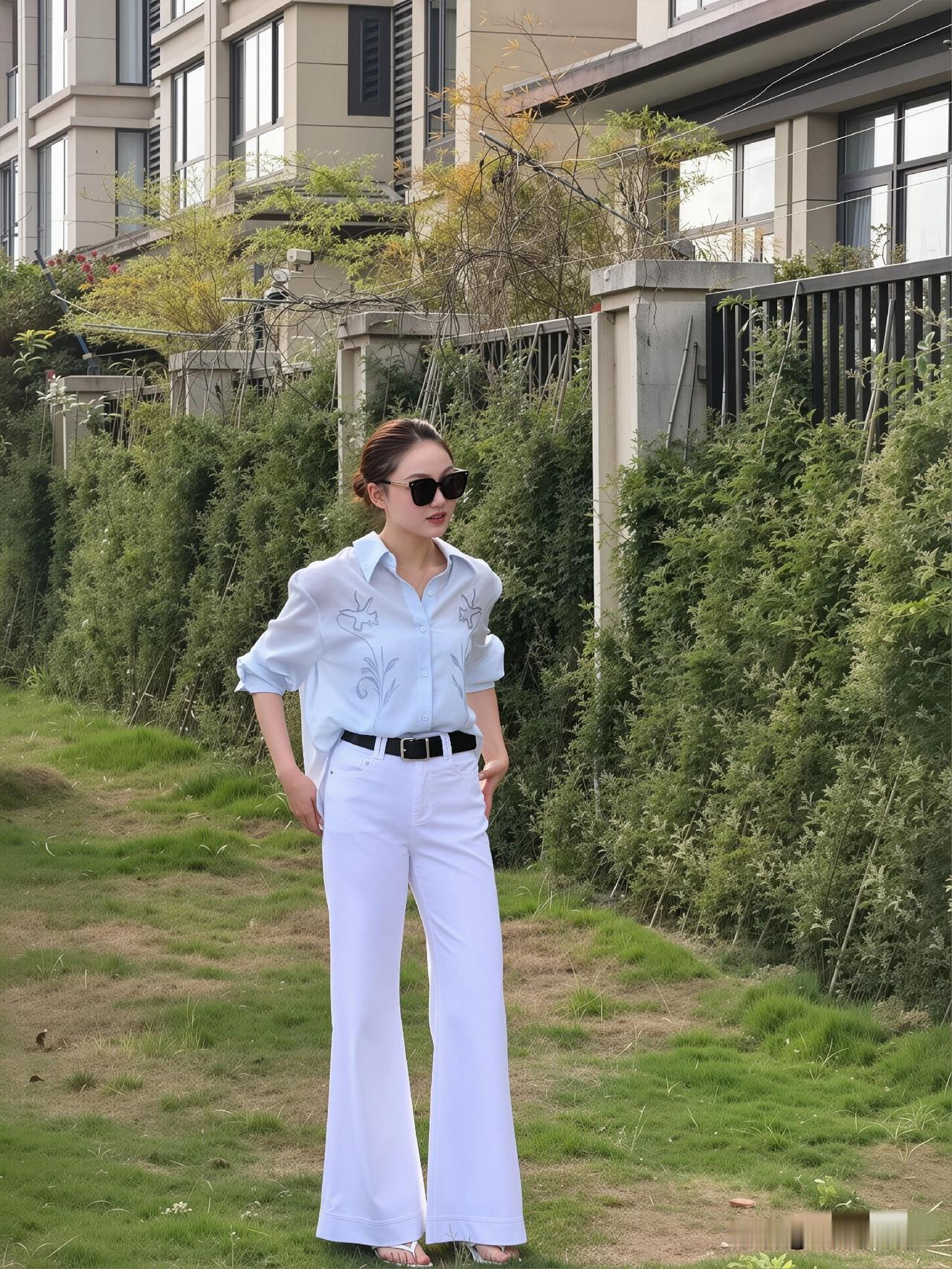 蓝衬衫+白阔腿裤，这套通勤我穿最多

梨形身材，以前不敢穿浅色裤子，怕胯不好看。