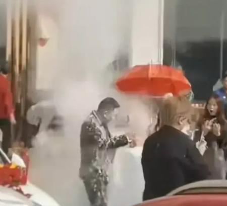 恶俗婚闹又上演！1月21日，广东一对新人在酒店门口遭遇婚闹，被多人扔面粉砸中，新