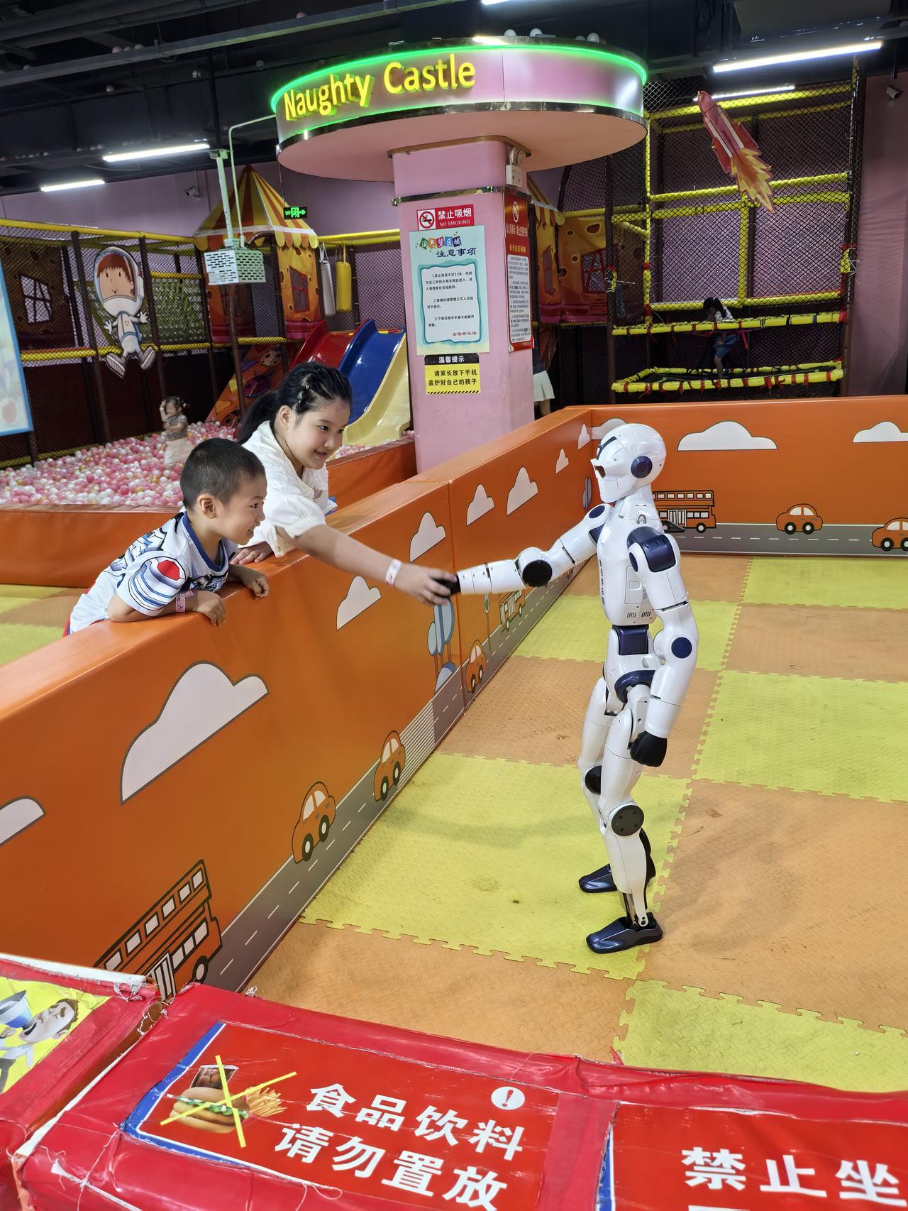 机器人与小朋友们互动非常有趣
2026年8月24日拍摄于鄂州市金信游乐园