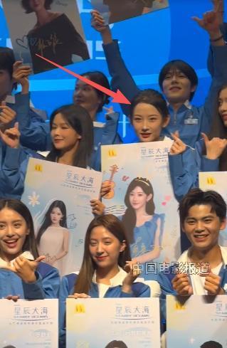 韩雨彤上央视节目太心机，只有她一个人化浓妆，和长剧演员同框，颜值瞬间被秒杀。
 