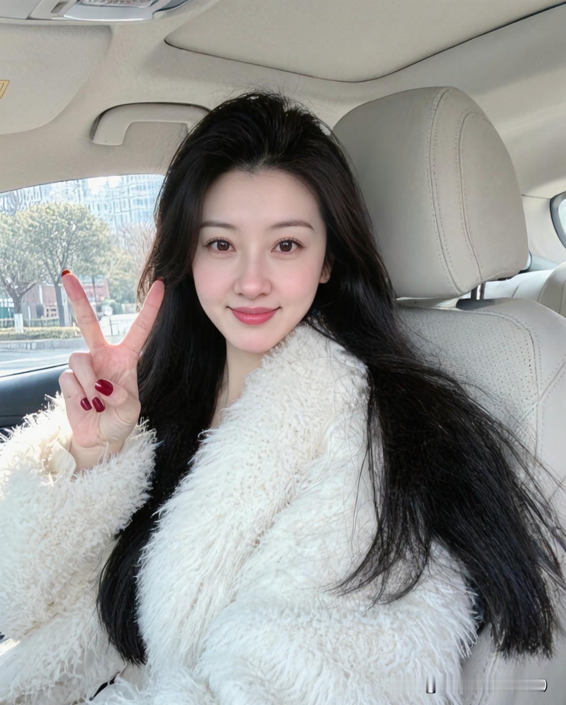 所谓岁月静好，
不过是有人为你撑伞，
有人伴你左右。
一个在闹，
一个在笑，
是