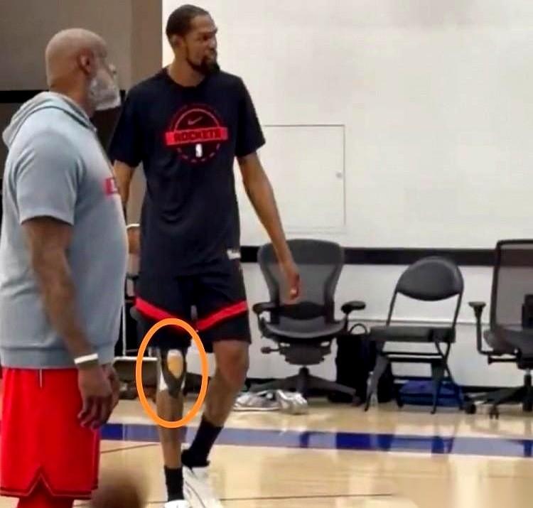 杜兰特的膝盖上，护具缠了一层又一层。
他出现在了训练场，但只跑了一半的流程。每一