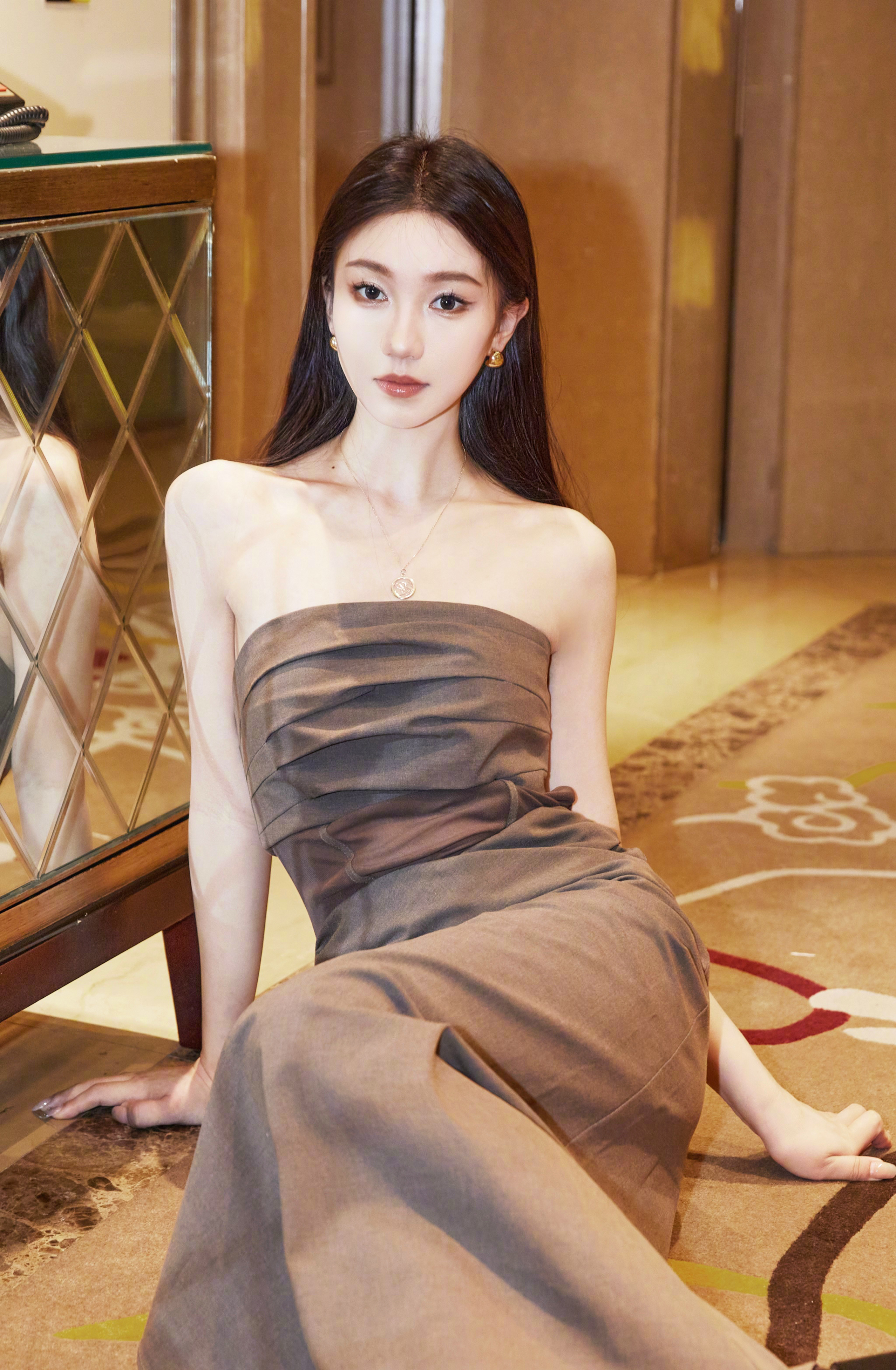 今日份绝美小裙子👗#ootd# 在酒店里拍拍照就很快乐呀！来自𝐀𝐍𝐈𝐌