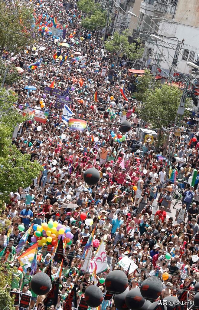 以色列特拉维夫爆发反战集会。21日，大批民众在以色列特拉维夫一处广场集会，抗议美