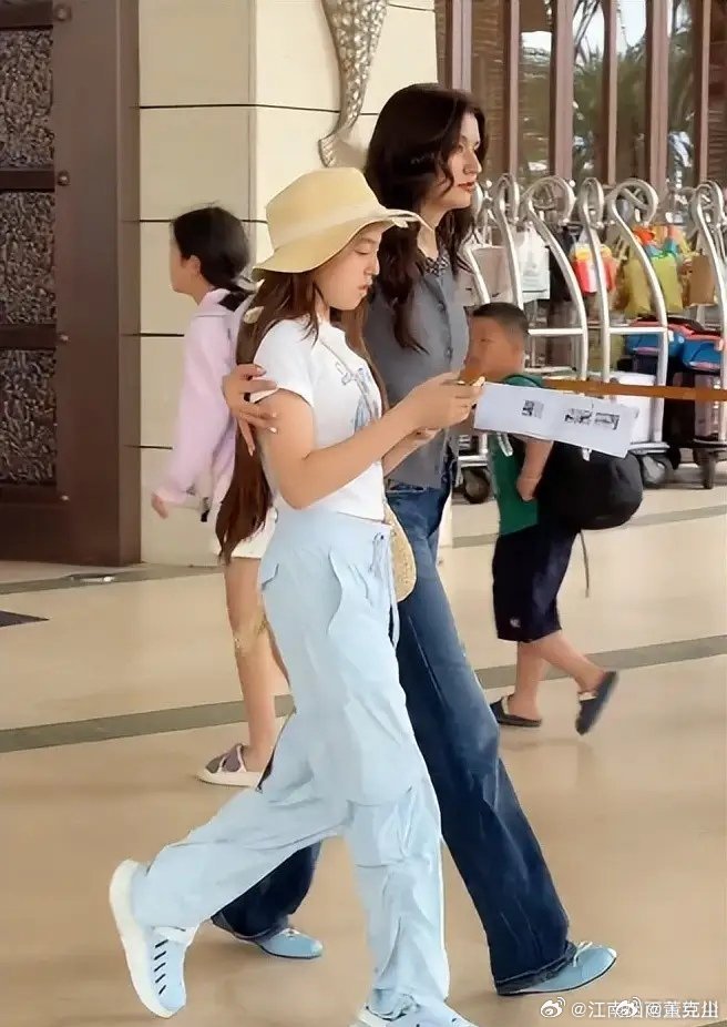 12岁小泡芙身高刘畊宏女儿小泡芙近照他跟助理走在一块比助理小一点点，看起来真不像