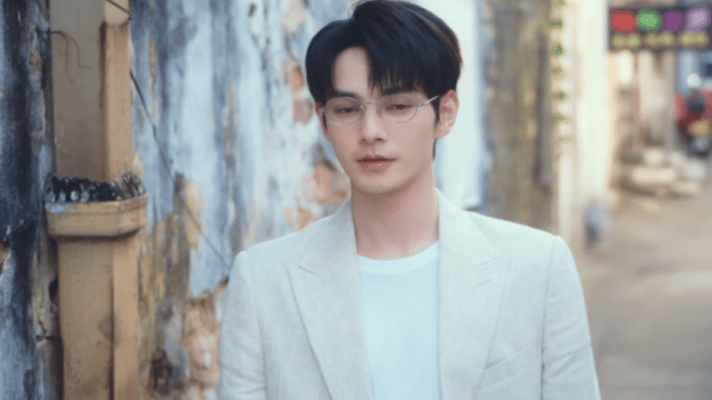 港城361 初三趁六一睡着偷偷亲了他一下，还发现对方一直握着自己送的礼物。何昶希