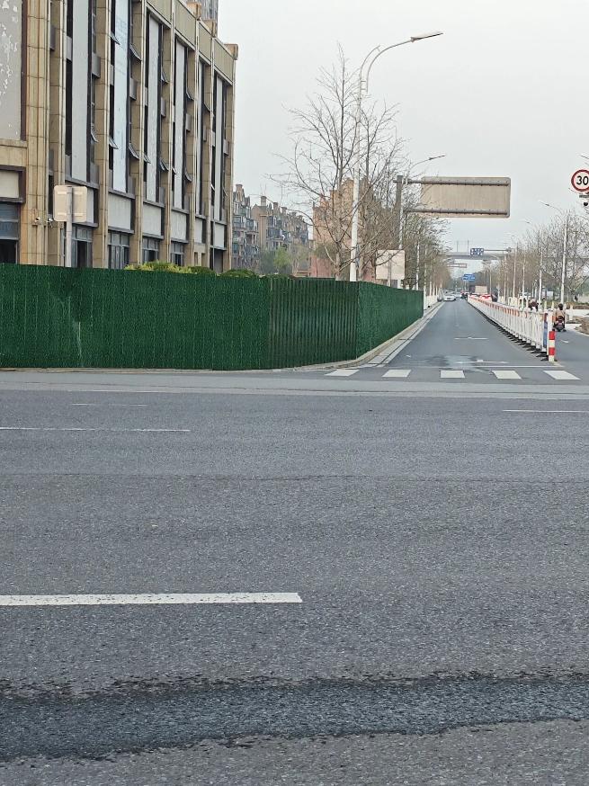 盐城城北开放大道旁原奥特莱斯烂尾楼在装修改造（计划改为私人医院）时，施工方擅自用