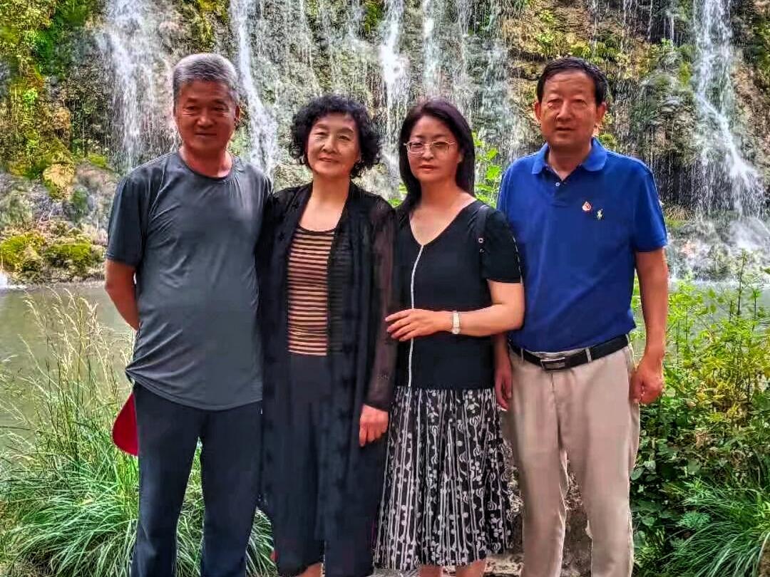 现在人真是享福了，老人们也都不愁吃穿，想看看外面的世界，抬脚就走，也不用算计没钱