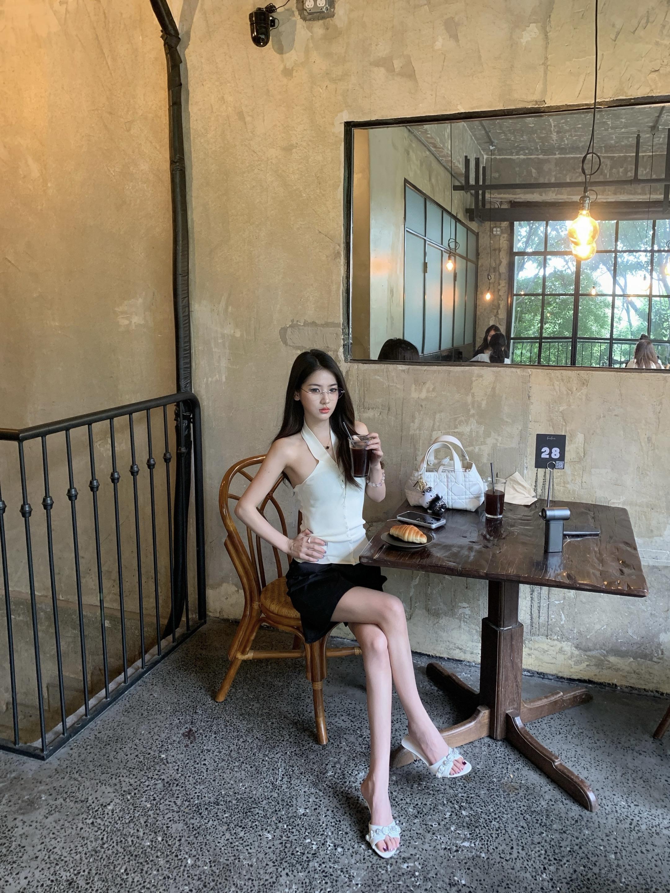 咖啡店穿搭 穿搭没有公式 挂脖背心 咖啡厅拍照氛围感 慵懒松弛感穿搭
