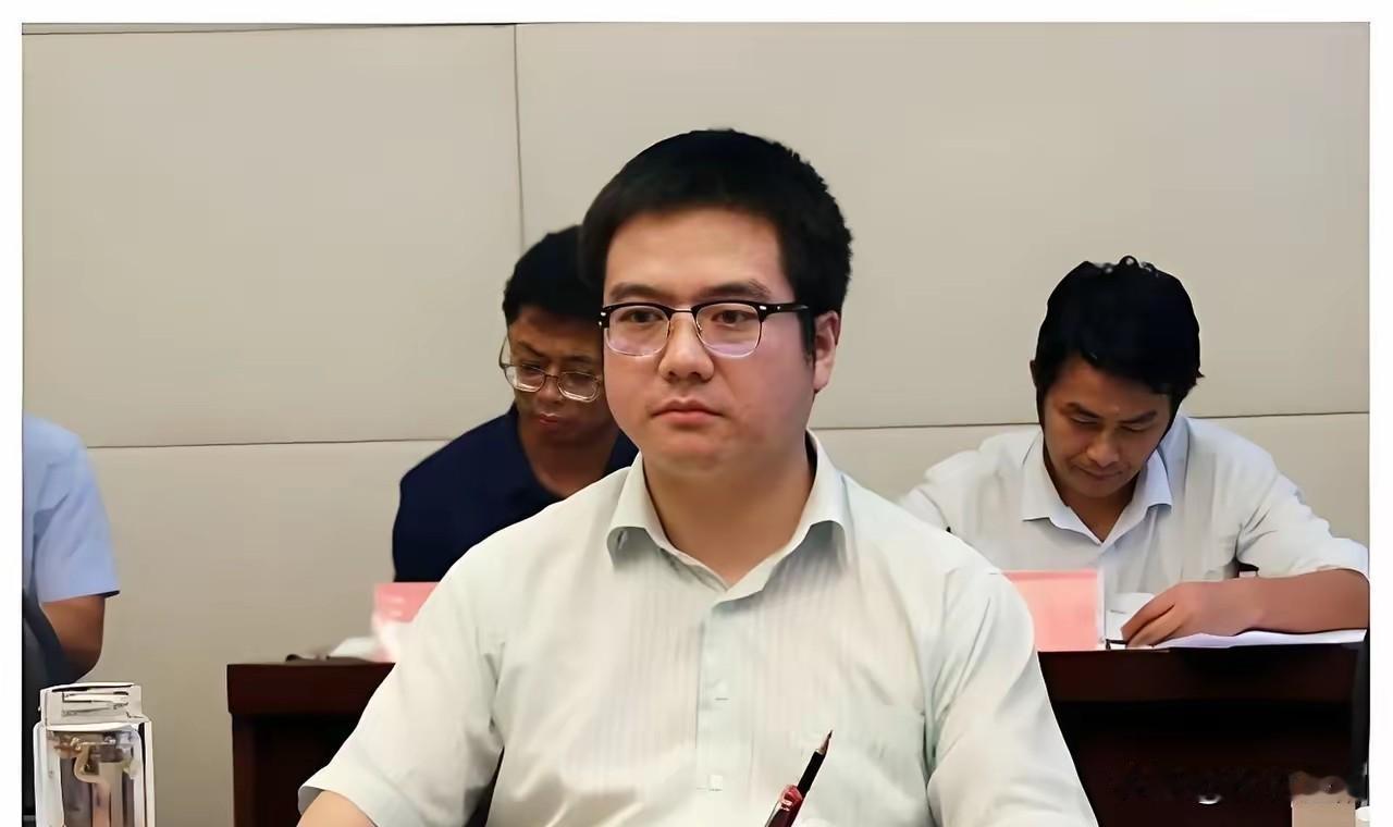 当年硬刚王建林的那个年轻县令落马了。
​​7月16日消息，当年32岁、全省最年轻