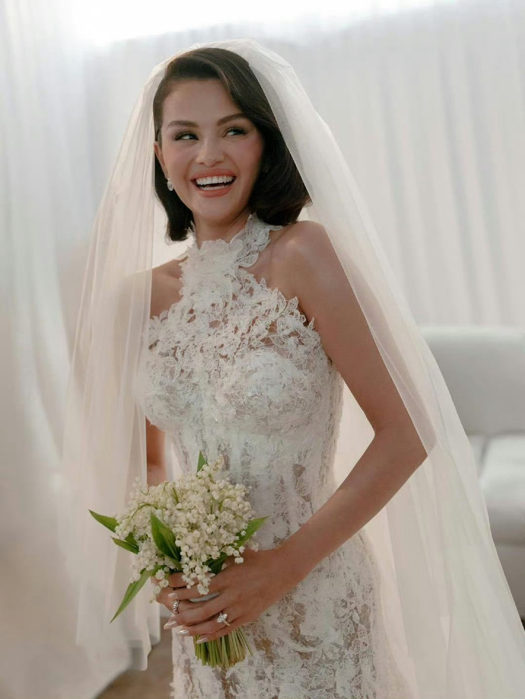Selena结婚穿了定制婚纱 流行天后Selena Gomez与 Benny B