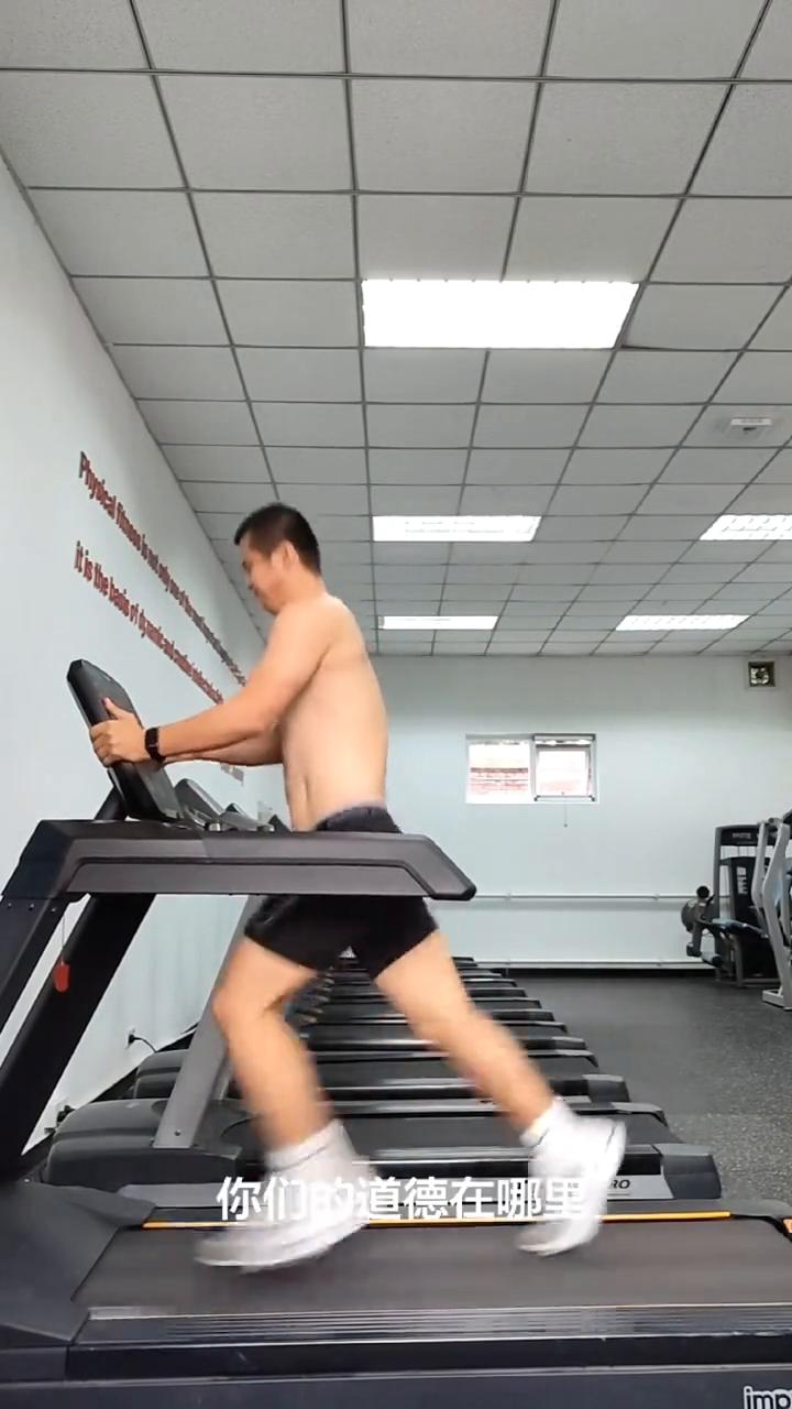 现在网上有一些男生跑步不穿上衣，露着腹肌。你们的道德在哪里？底线在哪里？地址在哪