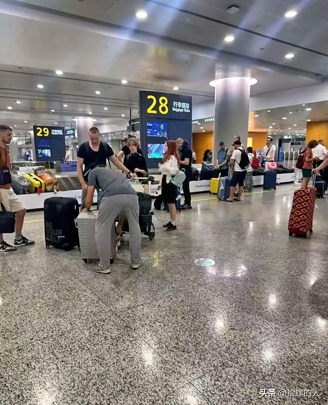 上海浦东机场几架飞往中东的航班在空中飞了六七小时后又掉头返回上海。由于中东那边的