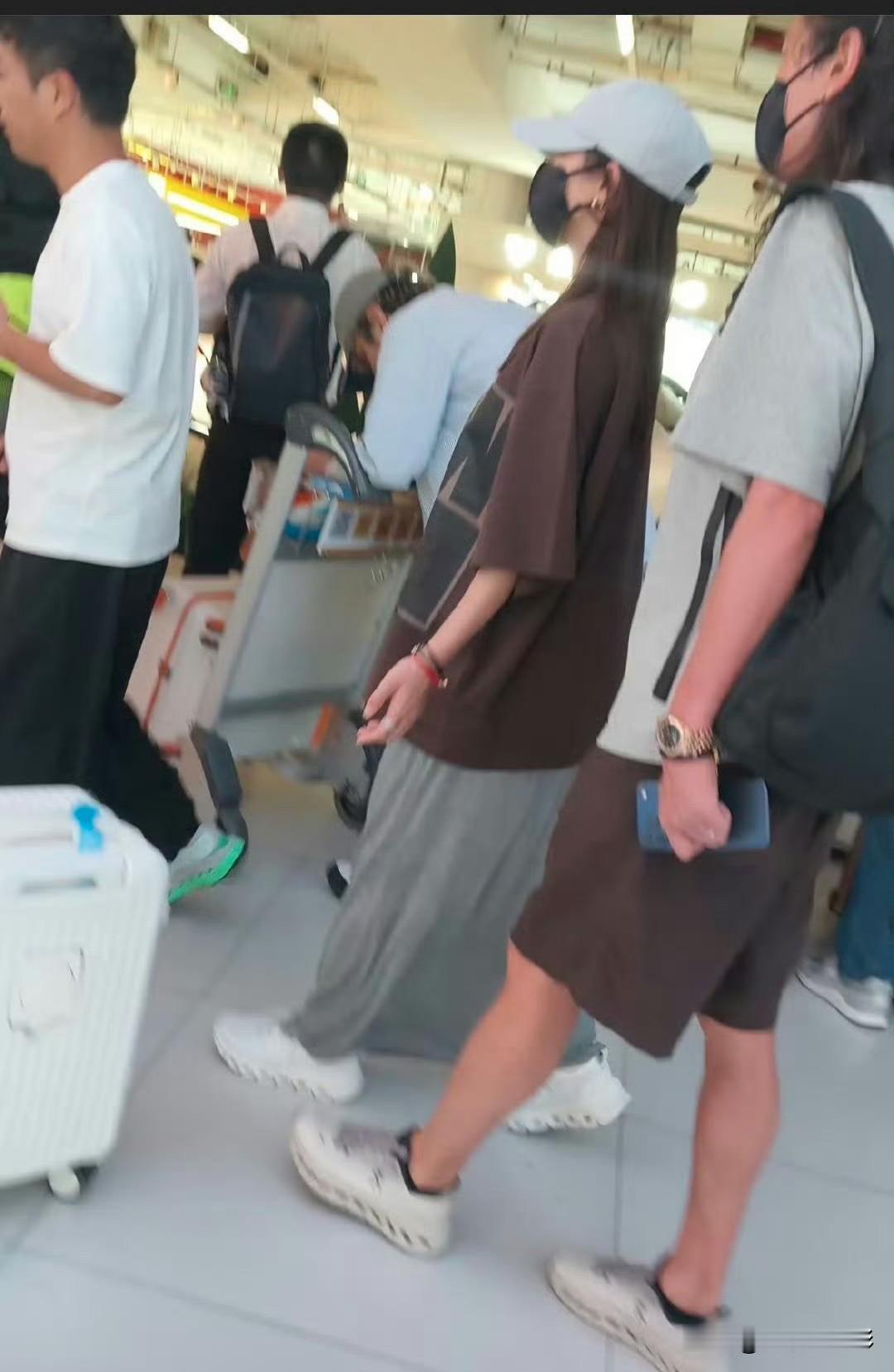 网传张雅钦与许宏宇已经低调结婚，相关线索还暗示她怀有身孕。这类本身热度平平的糊糊