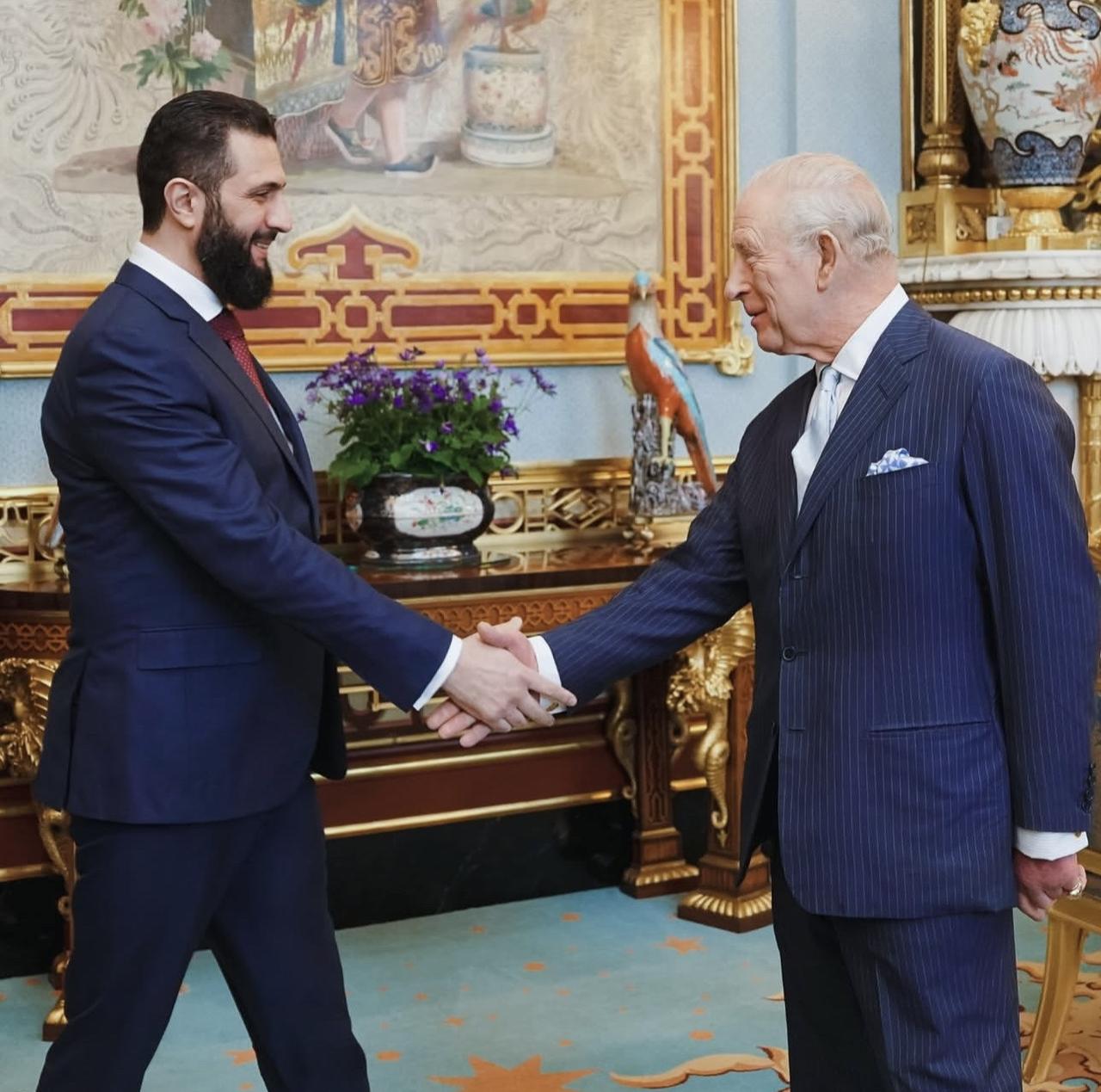 叙利亚总统艾哈迈德·沙拉会见了国王，英国国王查尔斯三世在伦敦白金汉宫，叙利亚总统