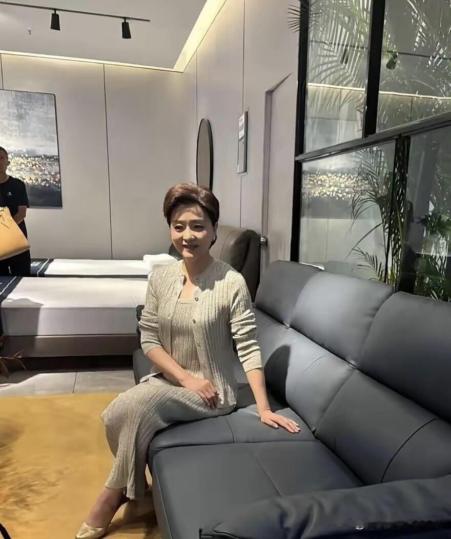 能看出她都已经 58 岁了吗？20 年前的她看起来很清秀，每次看到都是朴实，亲切