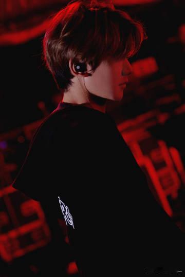 泡泡岛音乐与艺术节 现在现场已经全是人了，大家都在举着手机等舞台亮灯，我旁边的小