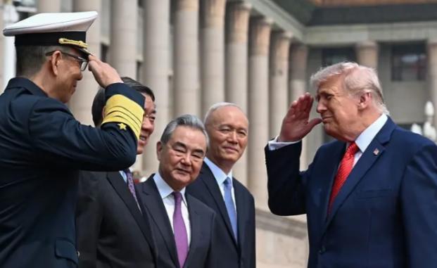 强势特朗普访华大变样！敬礼握手全收敛，认中国实力才懂尊重

麻烦看官老爷们右上角