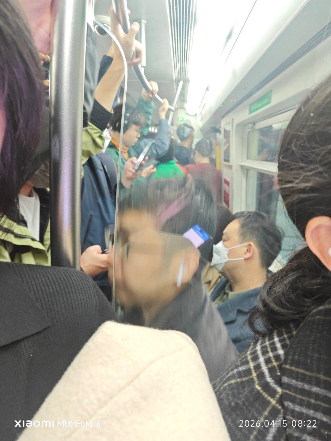 我很少坐早晨七八点钟的地铁，都是坐五点多钟的，就是怕挤，今天起来晚了，坐了七八点