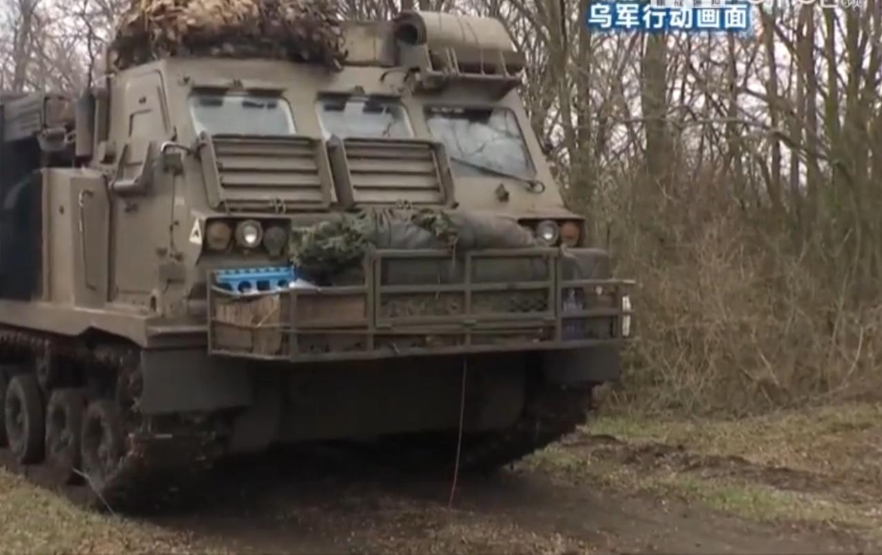 俄罗斯国防部公布战场画面，俄军在冬季的树林中部署重型火炮，对乌军能源设施发动打击