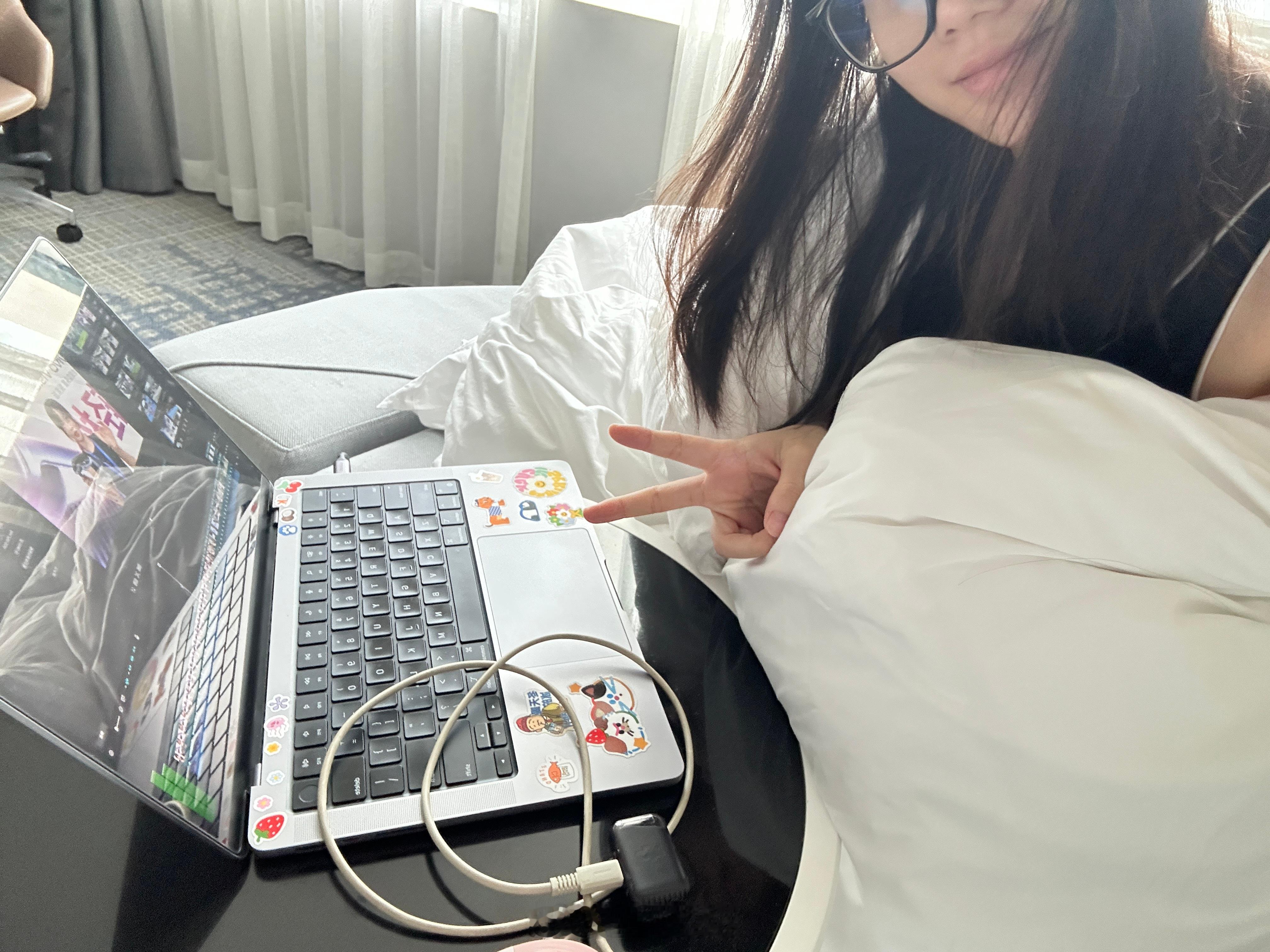 今天早上7点就起来剪片子了，被自己感动到了点杯最爱喝的QQ美莓犒劳一下自己[do