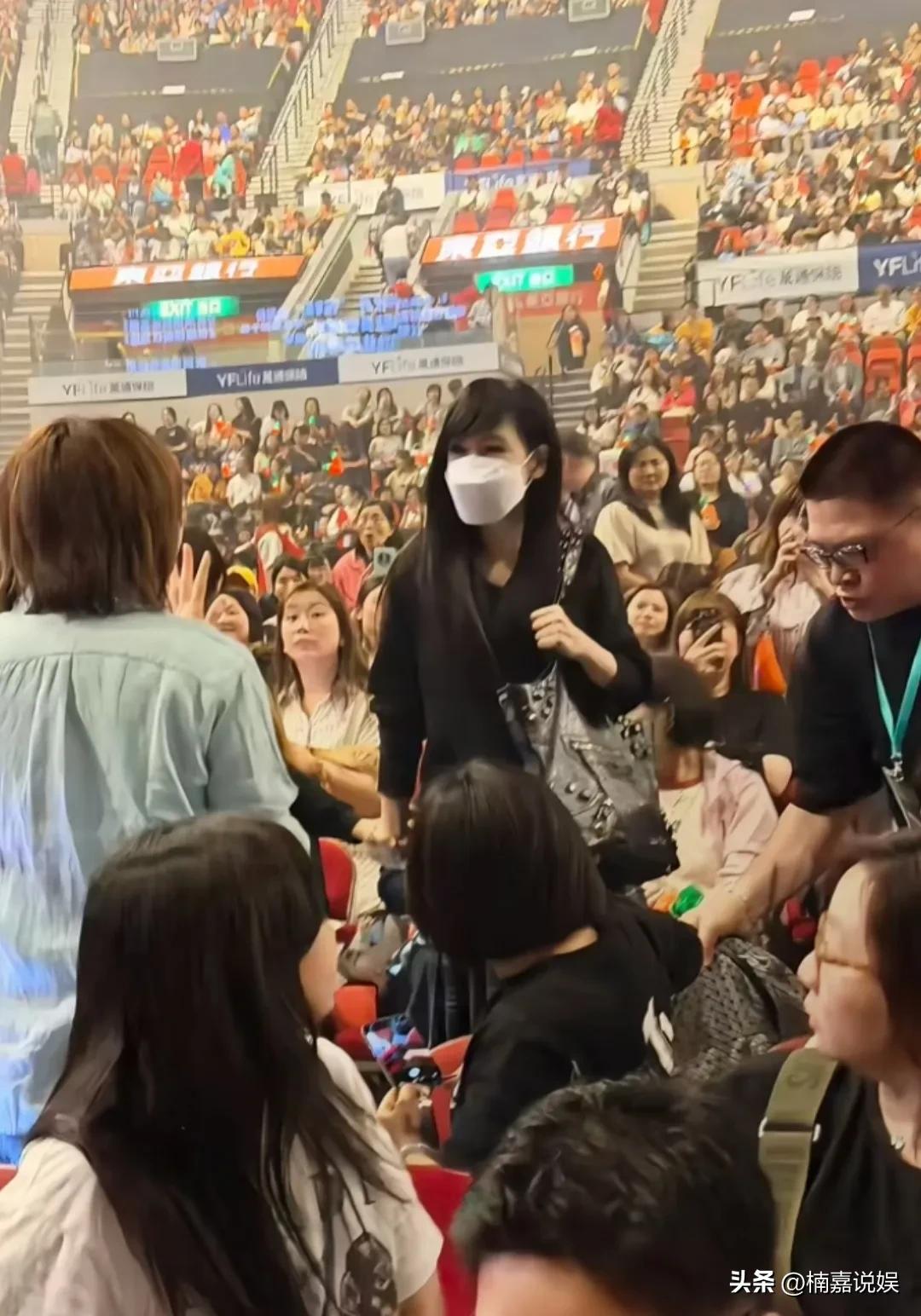 周慧敏现身黎明红磡演唱会，俩人曾经是一代人心中最美的荧幕情侣，金童玉女级别的，如