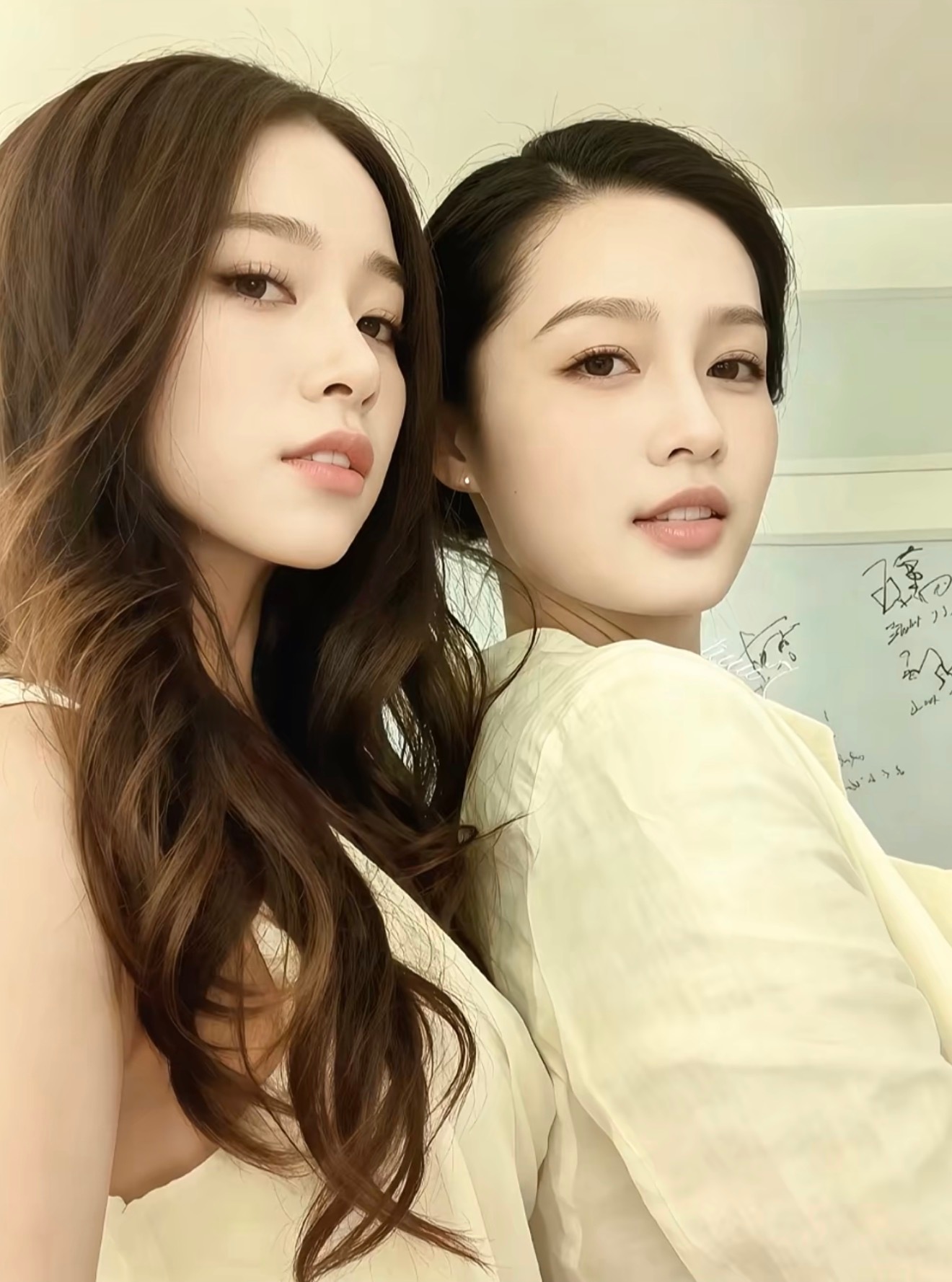 李沁居然和Angelbaby有合照，好势均力敌的两张脸 ​​​